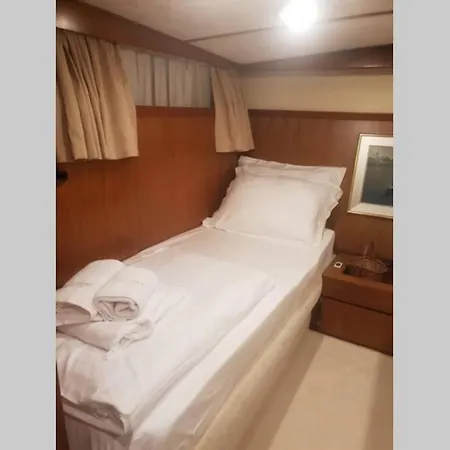 Ботель Motor Boat Paloma Rea *