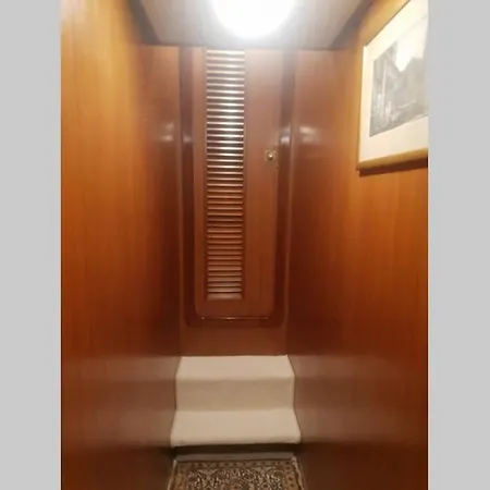 Ботель Motor Boat Paloma Rea Трогир