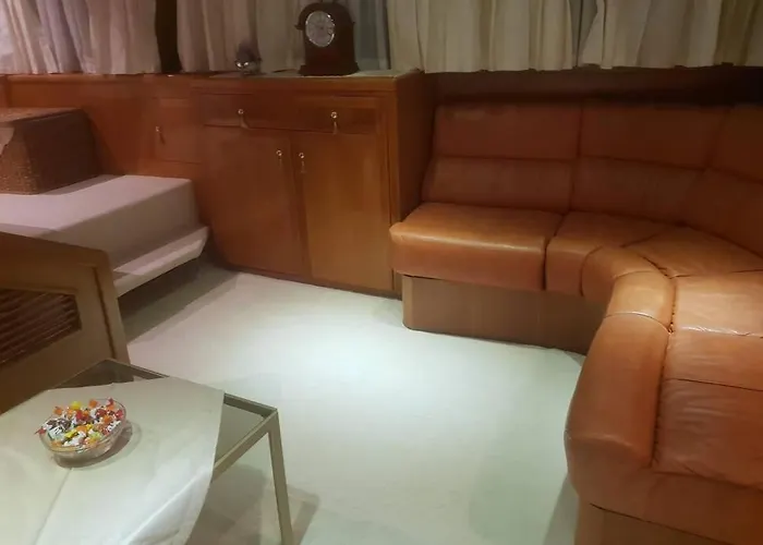 Motor Boat Paloma Rea Botel *