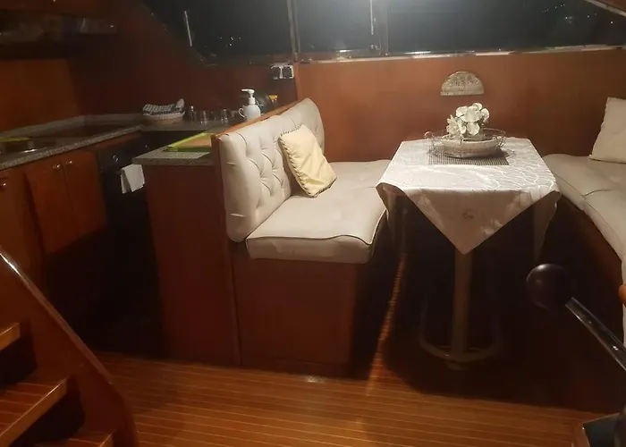 Motor Boat Paloma Rea Botel