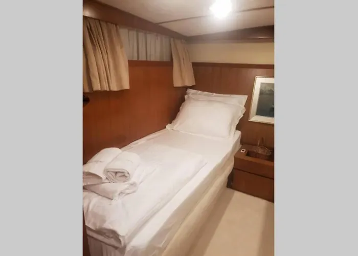 Botel Motor Boat Paloma Rea *