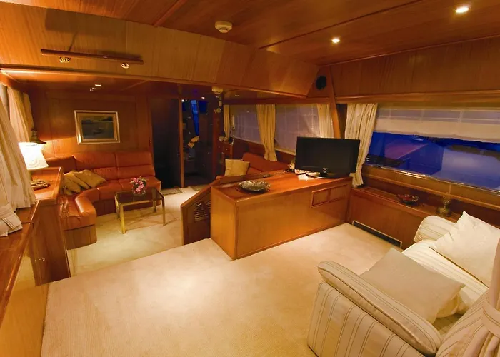 Motor Boat Paloma Rea Botel