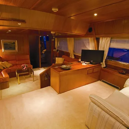 Motor Boat Paloma Rea Botel