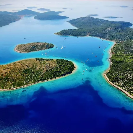 Motor Boat Paloma Rea Botel