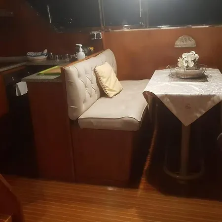 Motor Boat Paloma Rea Hotel na wodzie