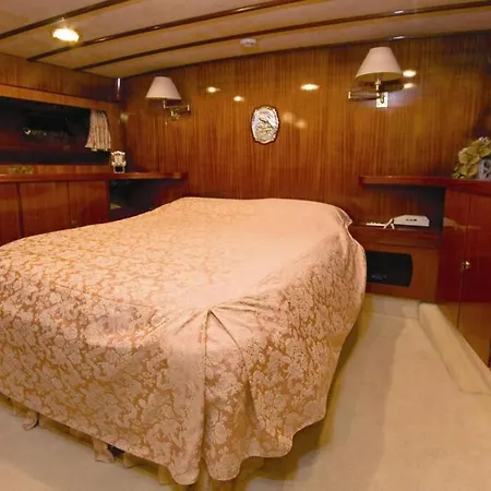 Πλωτό κατάλυμα Motor Boat Paloma Rea Τρογκίρ